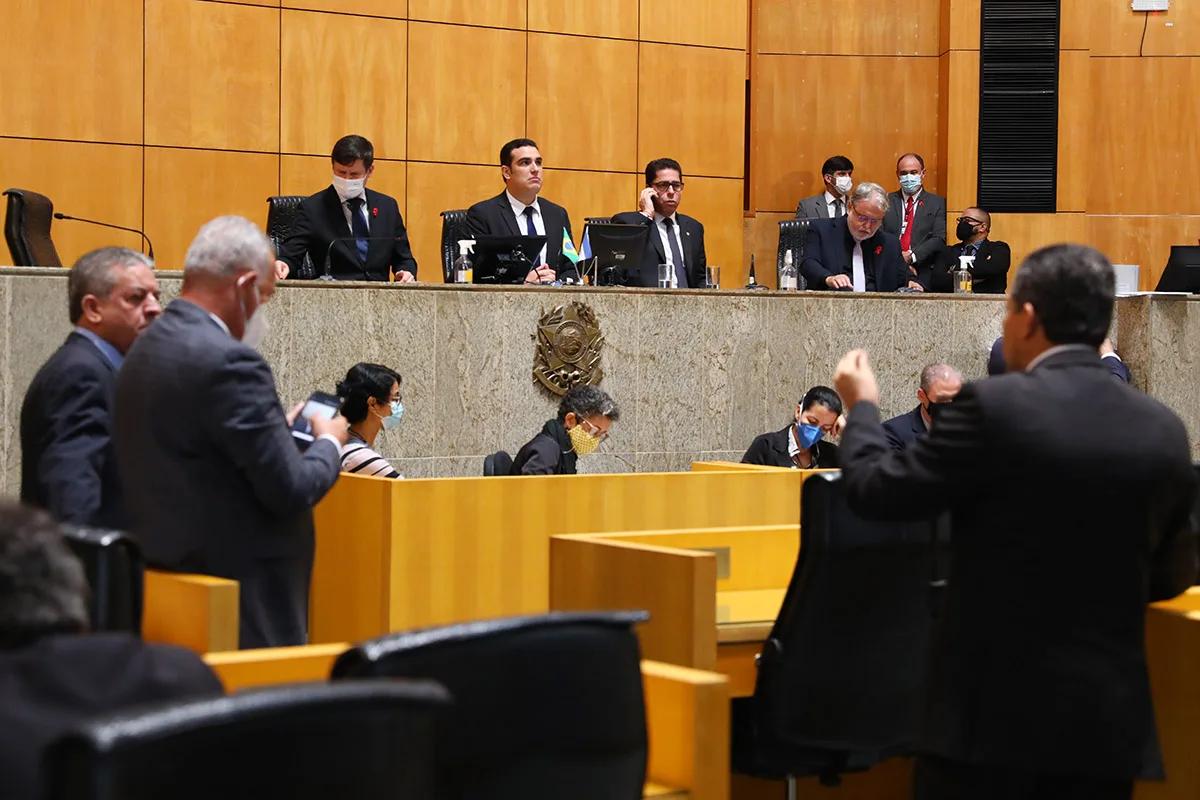 Deputados aprovam bônus para profissionais de saúde e educação do ES