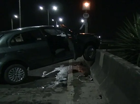 Motorista perde controle da direção do carro e quase cai de viaduto em Vila Velha