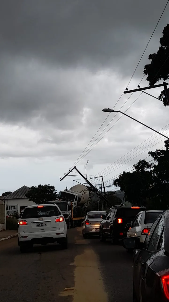 Caminhão betoneira fica preso em fios de alto tensão e causa transtornos em Colatina