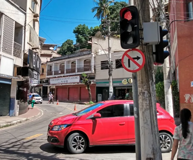 Semáforos são instalados em cruzamento no centro de Cachoeiro