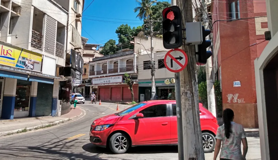 Semáforos são instalados em cruzamento no centro de Cachoeiro