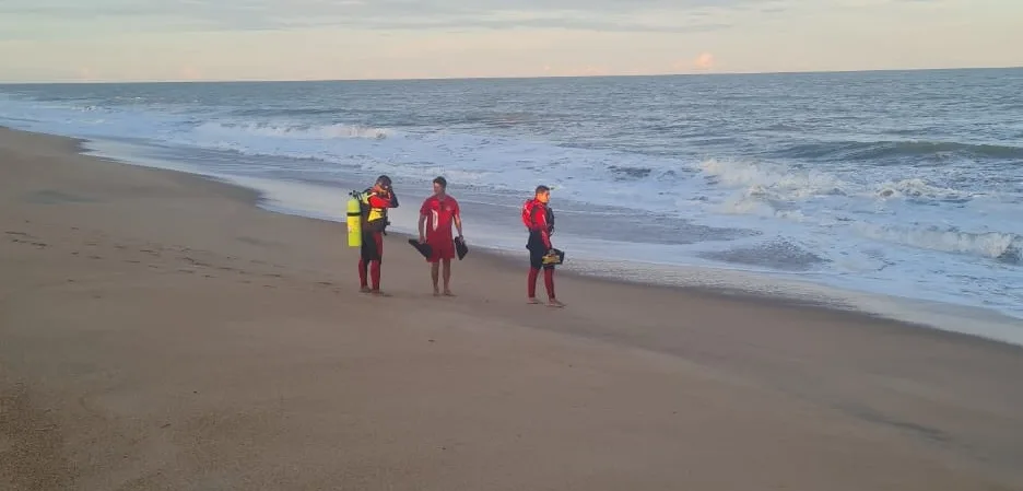 Bombeiros buscam menino de 5 anos que se afogou após ir à praia escondido em Linhares