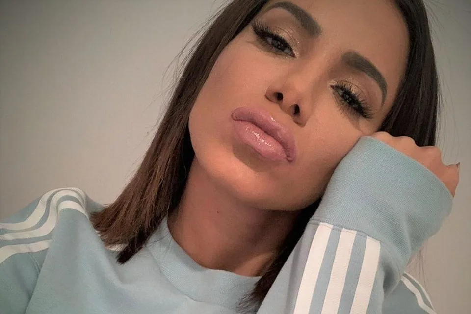 Anitta desabafa sobre depressão e posta foto com rosto triste ao lado do pai