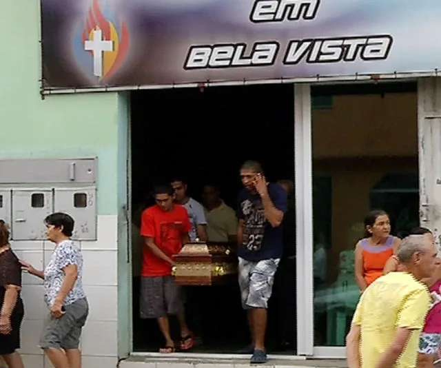 Peritos recolhem sangue de mulher morta por diplomata espanhol durante o velório