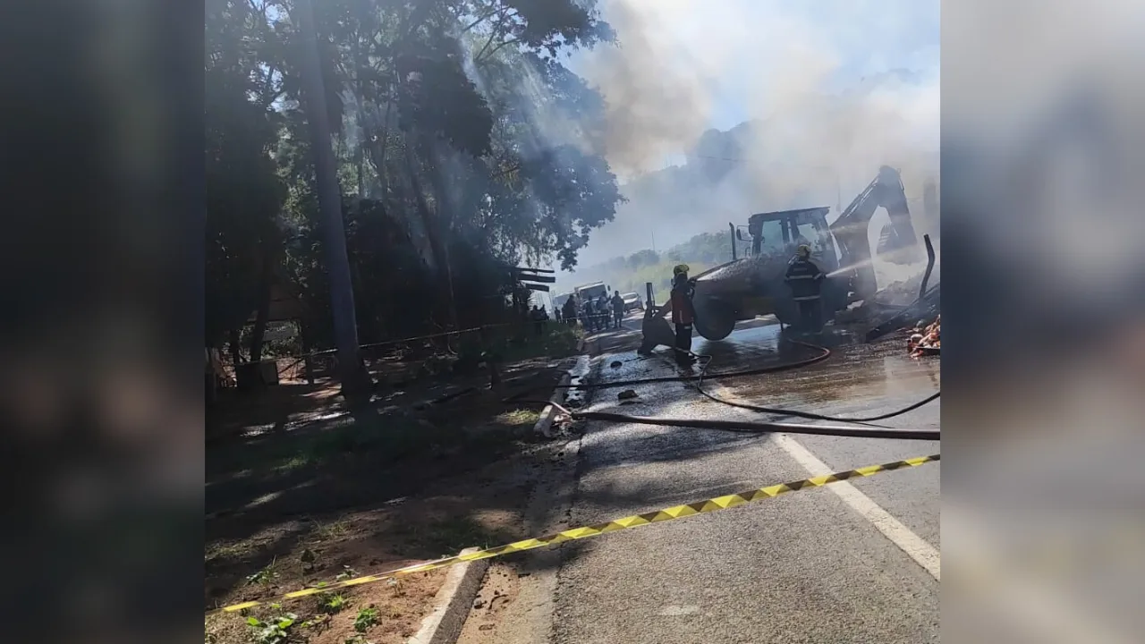 Carreta pega fogo na BR-262, no Sul do ES