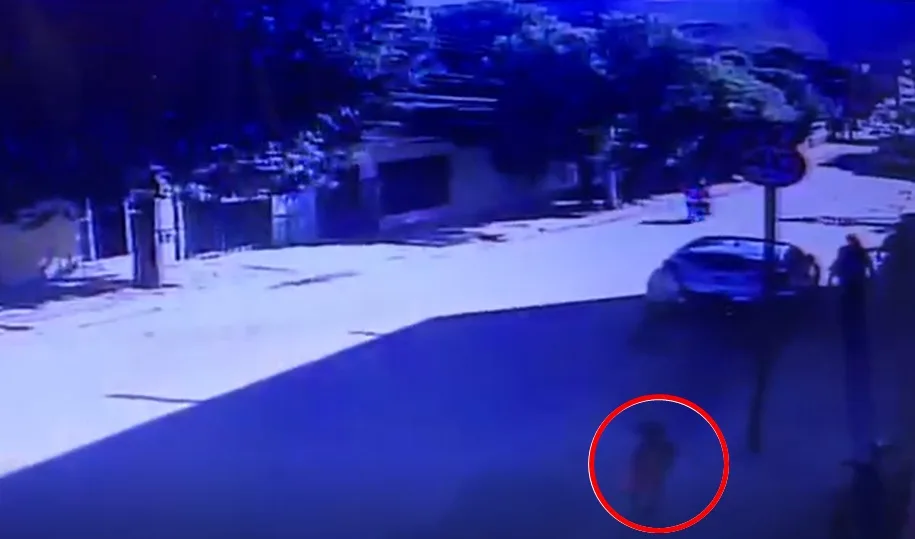 VÍDEO | Mãe grávida vê filha correr para a rua, tenta evitar acidente e as duas acabam atropeladas