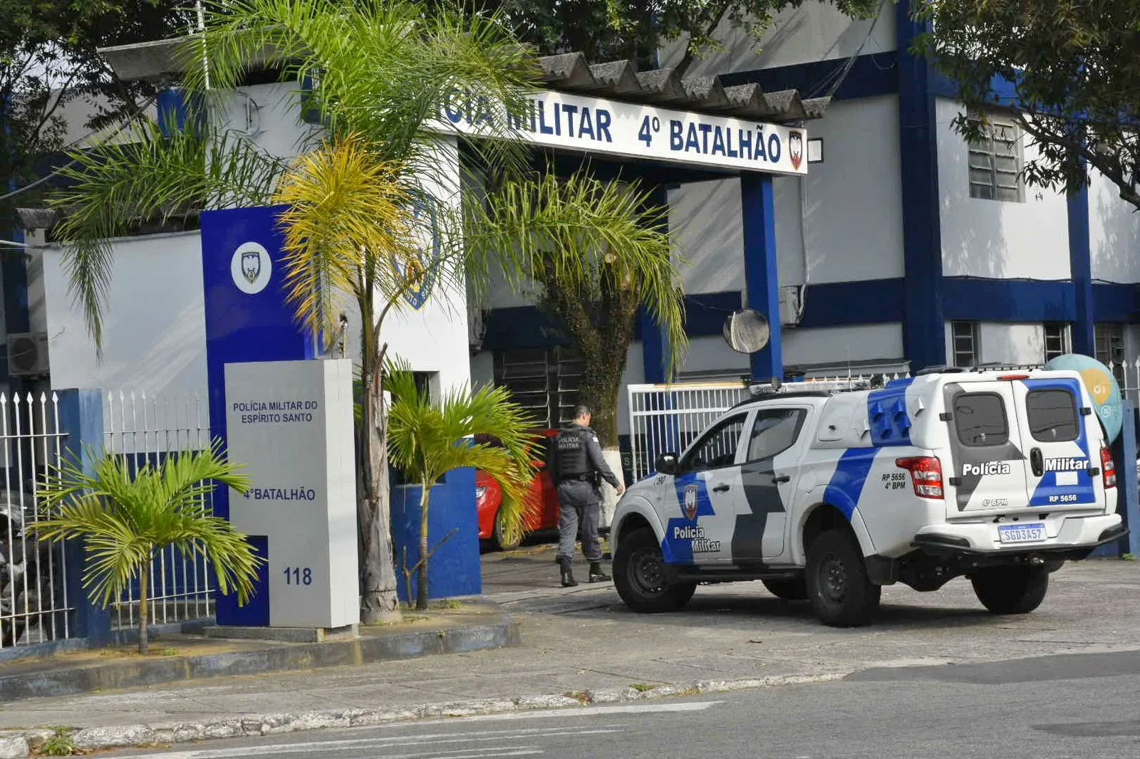 Carro capota e homem agride esposa após acidente em Vila Velha