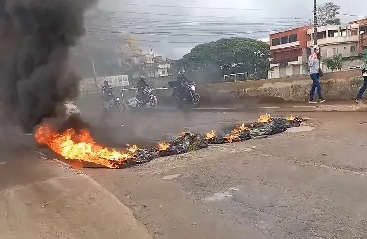 VÍDEO | Moradores fecham ponte em protesto contra alagamentos em Vila Velha