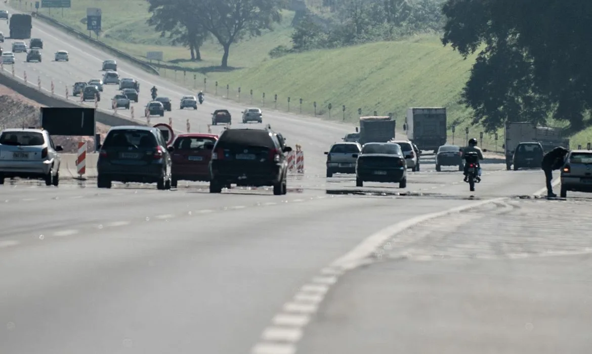 SÃO PAULO, SP, BRASIL, 11-05-2013, 11h30: Movimentação na rodovia dos Bandeirantes, em São Paulo. (Foto: Marcelo Camargo/ABr)