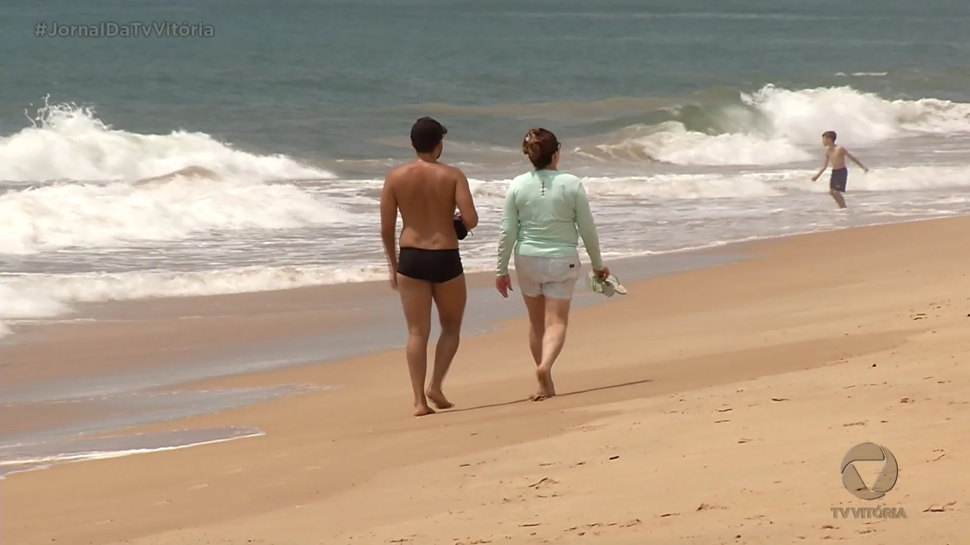 Praias de Vila Velha começam a ser preparadas para receber banhistas no verão