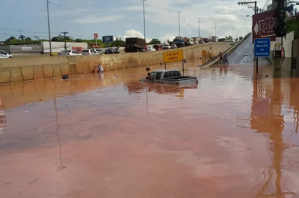 VÍDEO | Alagamento causa transtorno na BR 101; pista já está liberada em Viana