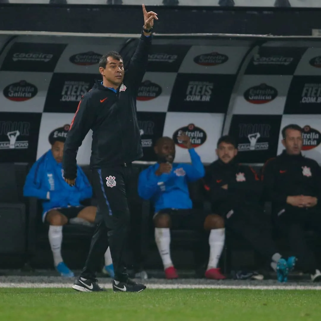 Jogadores e técnico Fábio Carille comemoram vitória no dia do aniversário do Corinthians