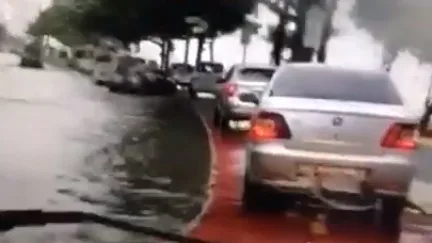 Motoristas driblam ruas alagadas e passam pela ciclovia na orla de Itaparica, em Vila Velha