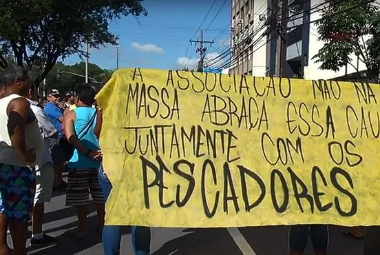 Pescadores realizam protesto e trânsito fica lento em Vitória