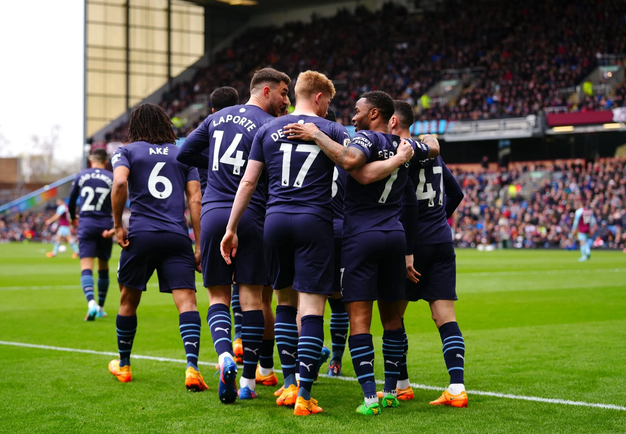 Manchester City bate Burnley e evita ultrapassagem do Liverpool no topo do Inglês