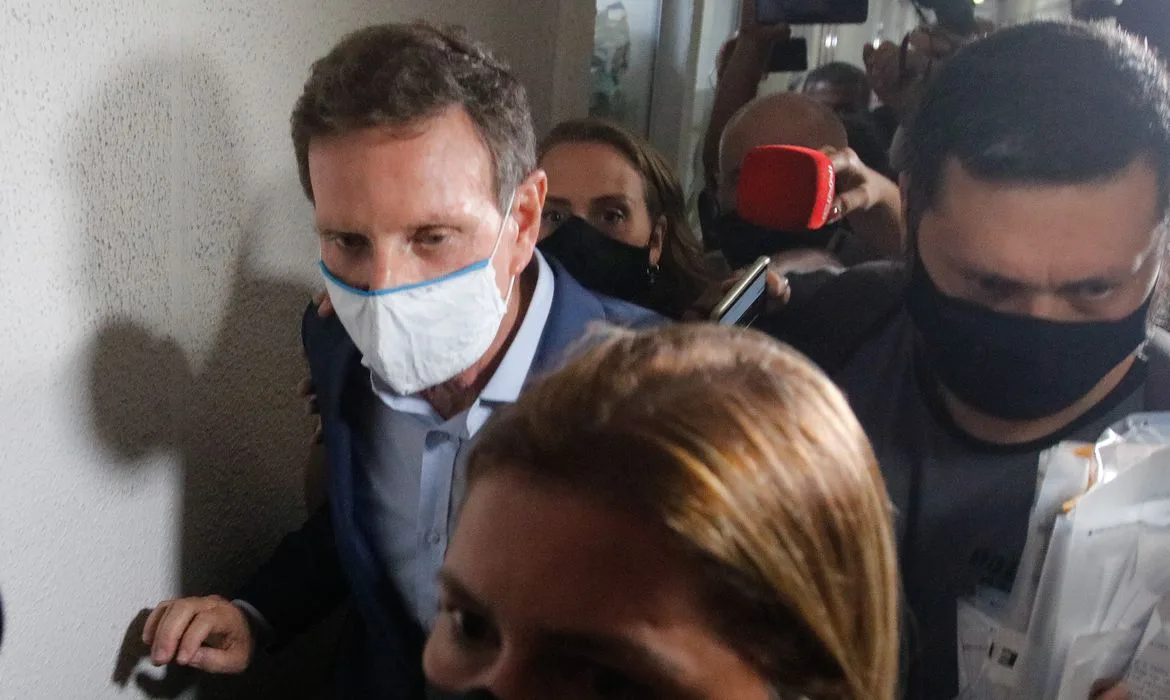 O prefeito do Rio de Janeiro, Marcelo Crivella, deixa a Cidade da Polícia, após ser preso na manhã desta terça-feira (22) em uma ação conjunta entre a Polícia Civil e o Ministério Público do RJ.