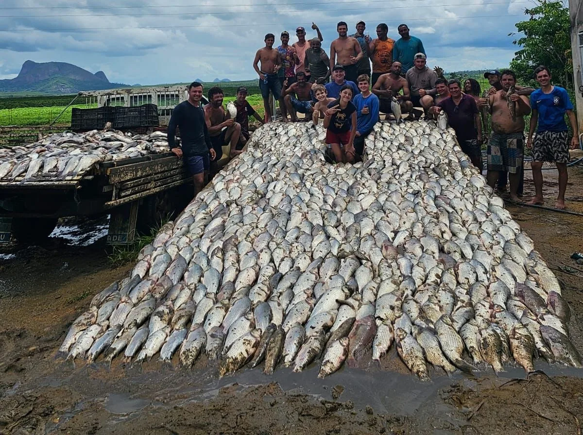 Casal do ES pesca 3 toneladas de peixes e distribui para moradores