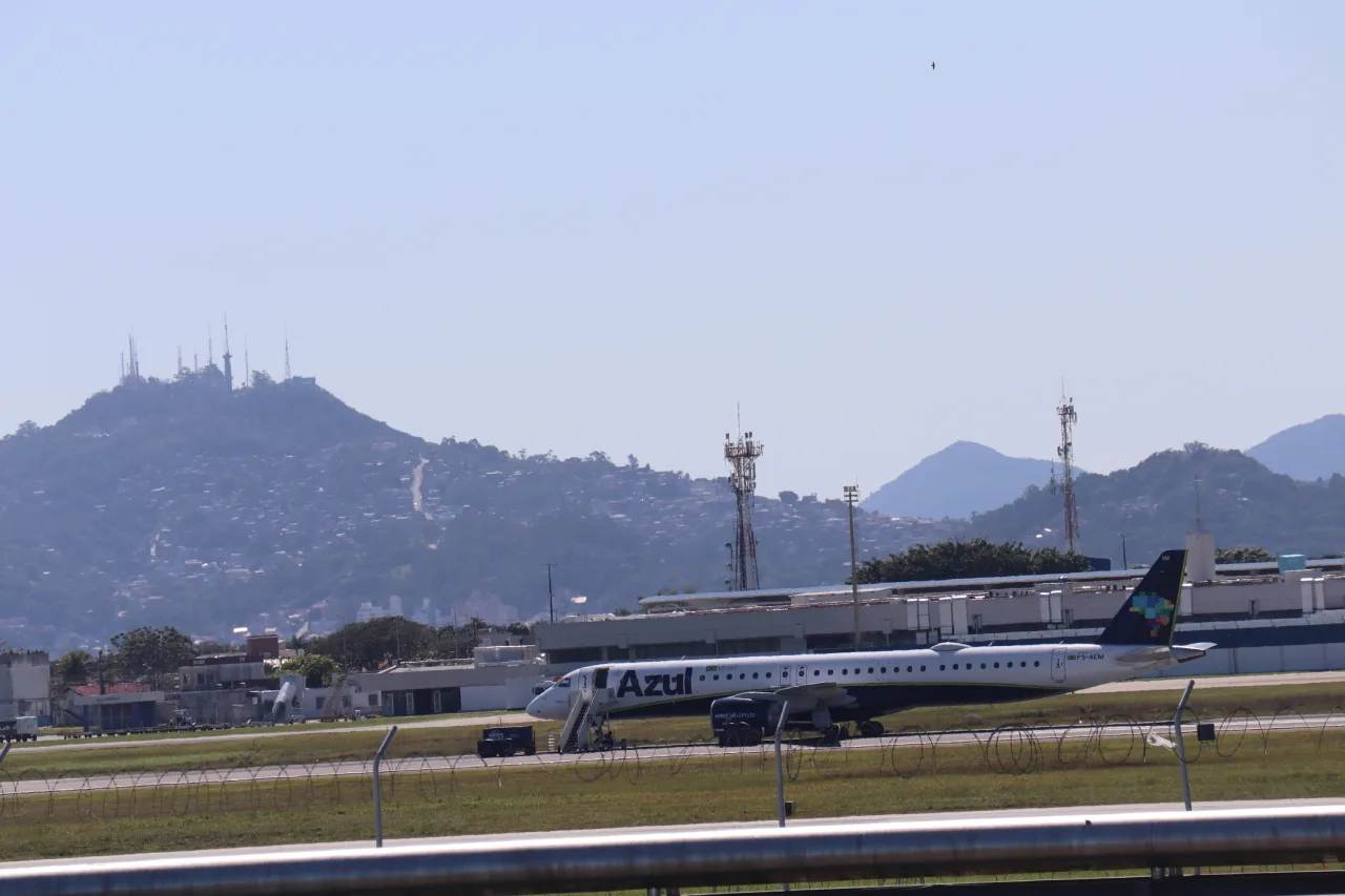 Aeroporto de Florianópolis fecha temporariamente após danos em avião da Azul