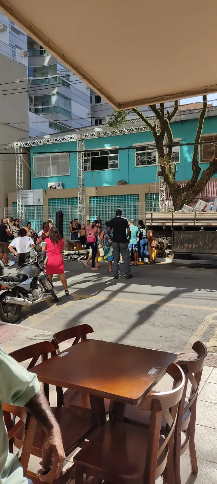 Prestador de serviço da Prefeitura de Guarapari fica ferido após cair de árvore