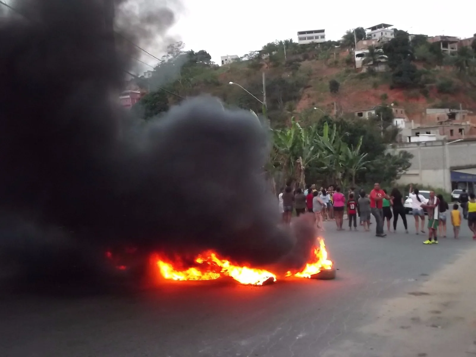 Moradores fecham rua em protesto contra paralisação de obras em Cachoeiro