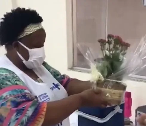 VÍDEO | Comerciante entrega flores para enfermeiras durante vacinação contra covid-19