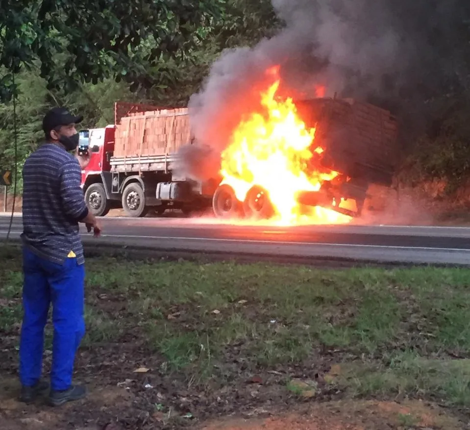 Caminhão pega fogo e deixa trânsito lento em Iconha, no Sul do ES