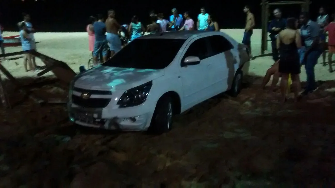 Motorista perde o controle e carro vai parar na areia da praia de Itapoã