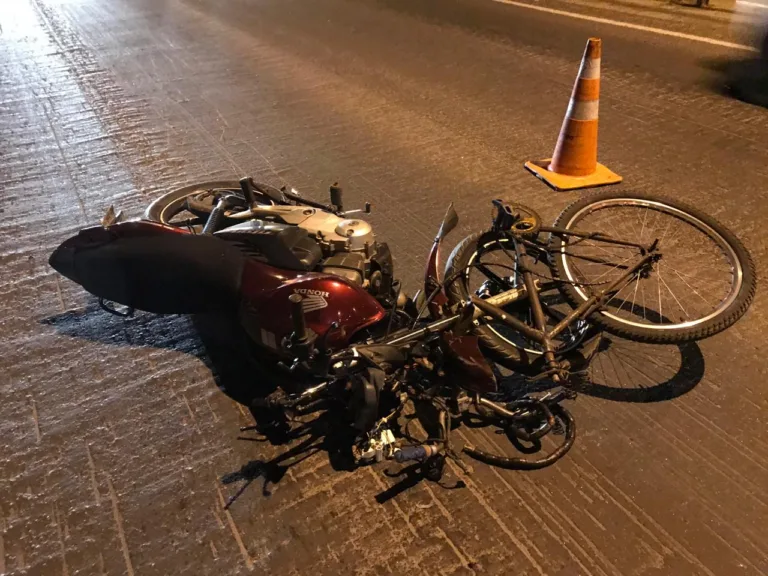 Ciclista morre atropelado por moto na Rodovia do Sol