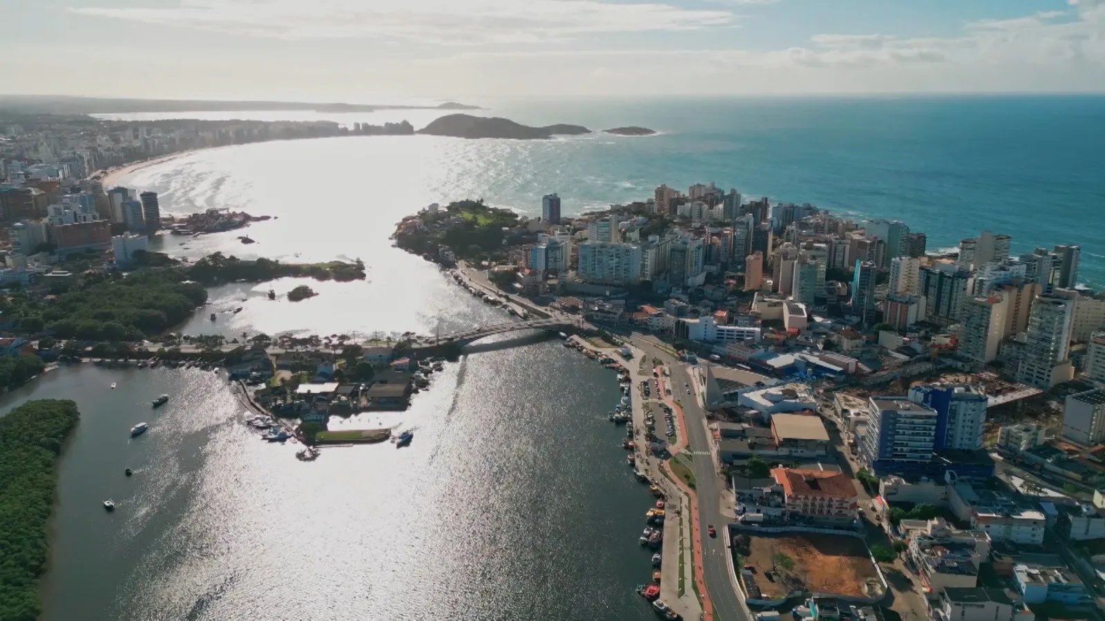 VÍDEO | Passeio aéreo mostra pontos turísticos famosos do Centro de Guarapari