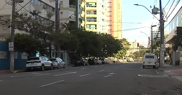 Adolescente tem celular furtado ao ouvir música com fones na Praia do Canto