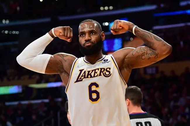 LeBron James bate recordes em vitória dos Lakers sobre Warriors na NBA