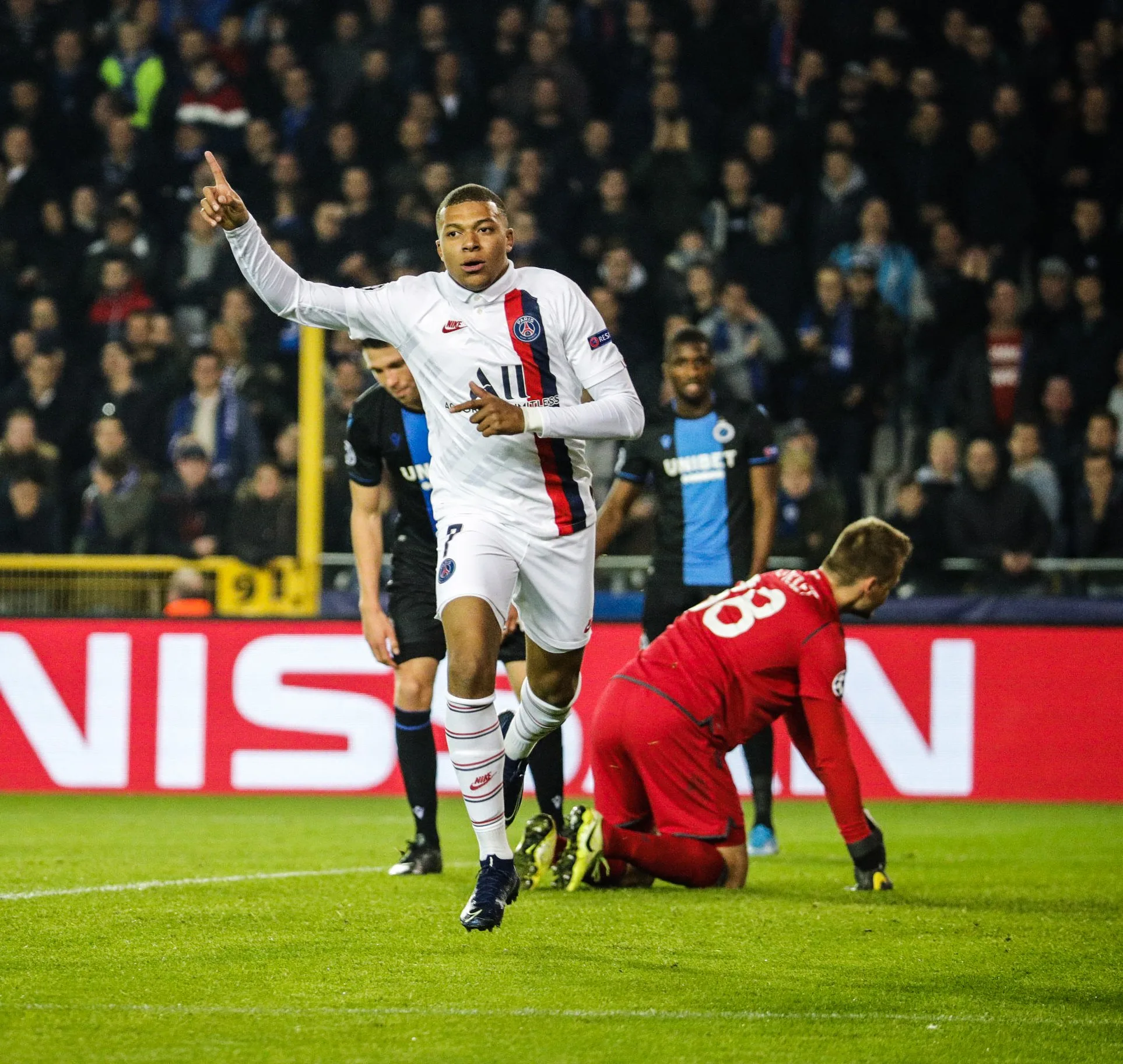 Com hat-trick de Mbappé, PSG goleia e fica perto das oitavas da Liga dos Campeões