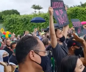 Bolsonaro insiste em postura contra isolamento e divulga protesto contra Ibaneis