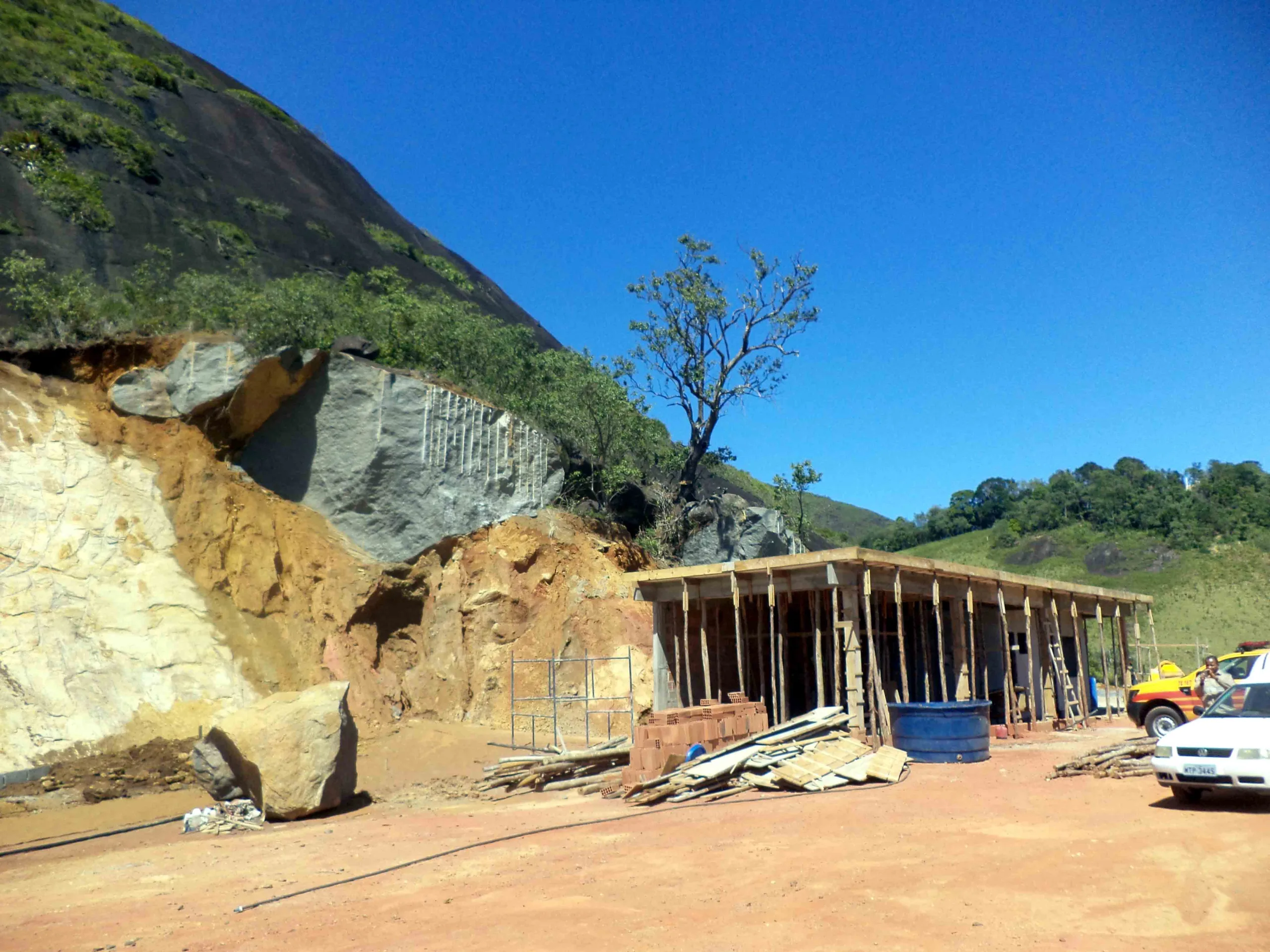 Mulher é detida suspeita de usar dinamite para explodir pedras em terreno de Guarapari