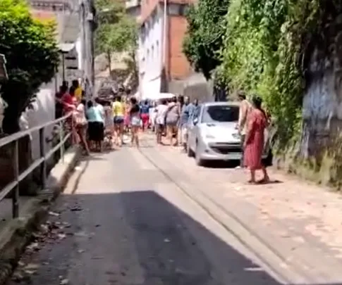 Confusão em São Benedito termina com troca de tiros e carro dos correios depredado