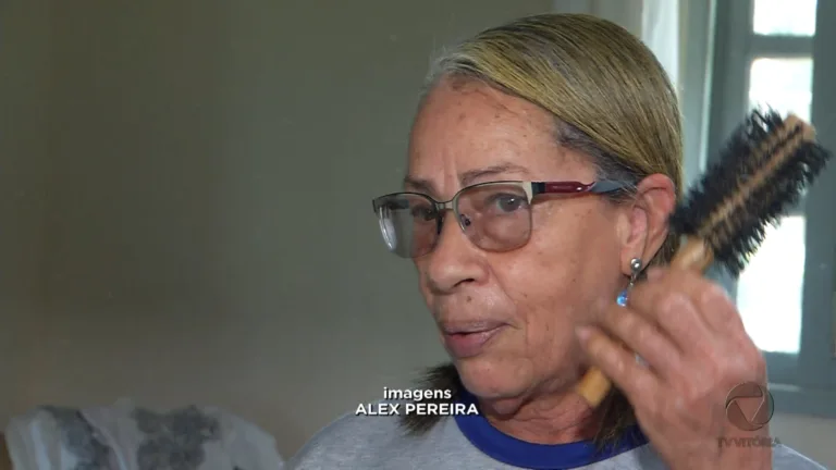 Idosas aprendem juntas a ler e escrever