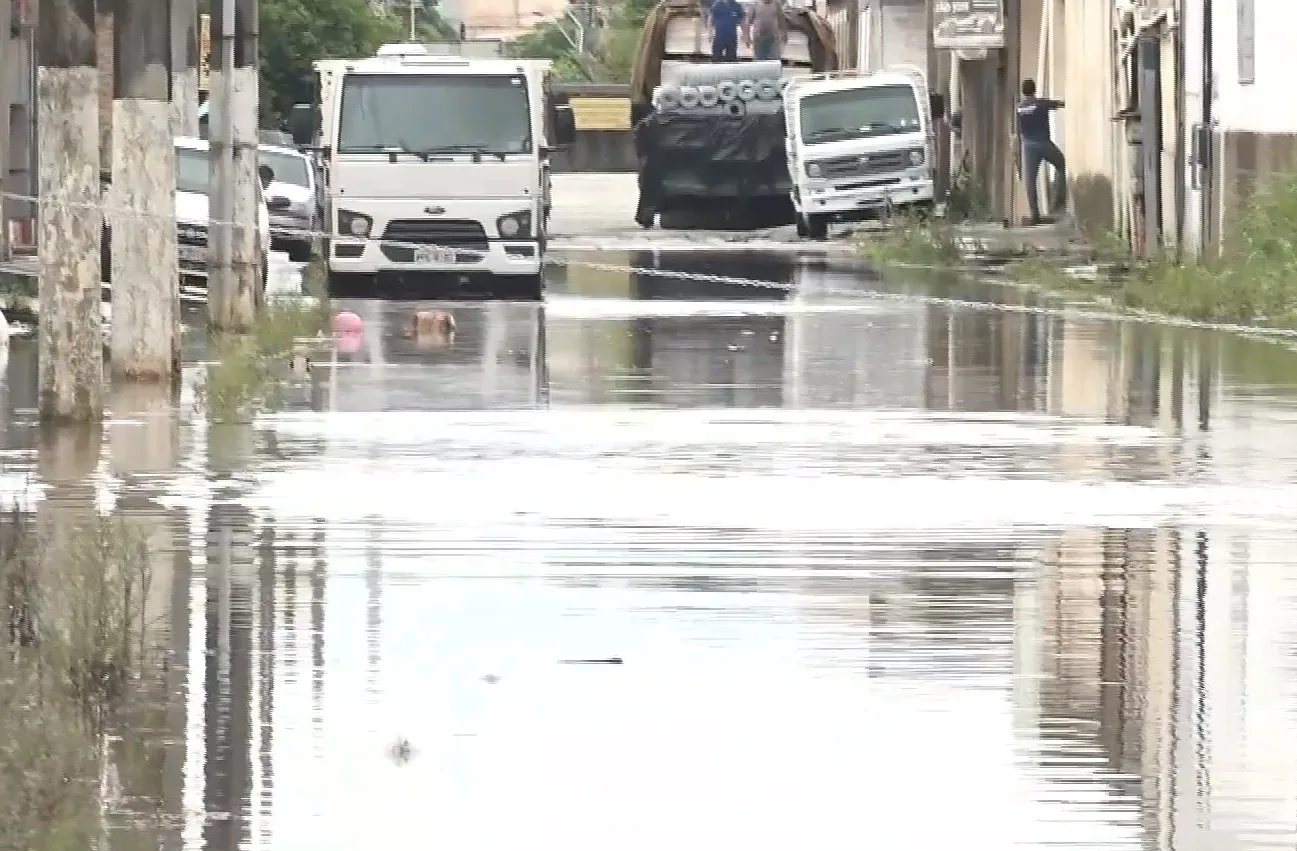 Ruas alagadas causam transtornos em bairros de Vila Velha