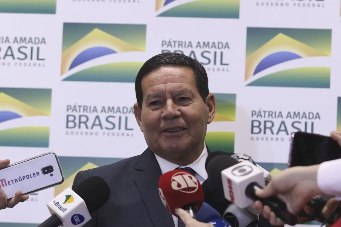 O Presidente em exercício Hamilton Mourão fala à imprensa