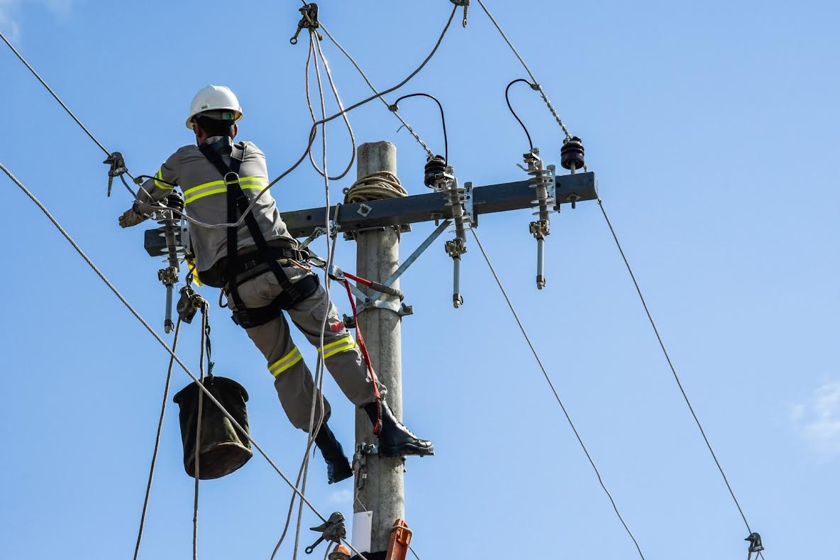 Mulher que recebeu cobrança indevida na conta de luz deve ser indenizada