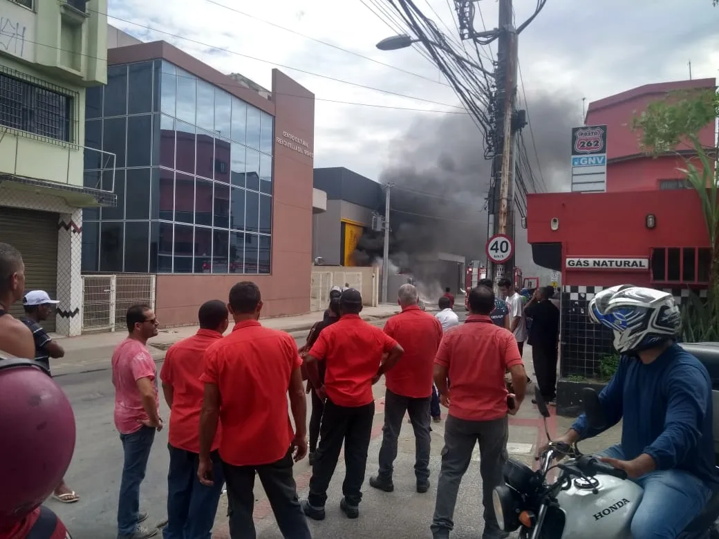 Princípio de incêndio na calçada de academia assusta comerciantes em Campo Grande