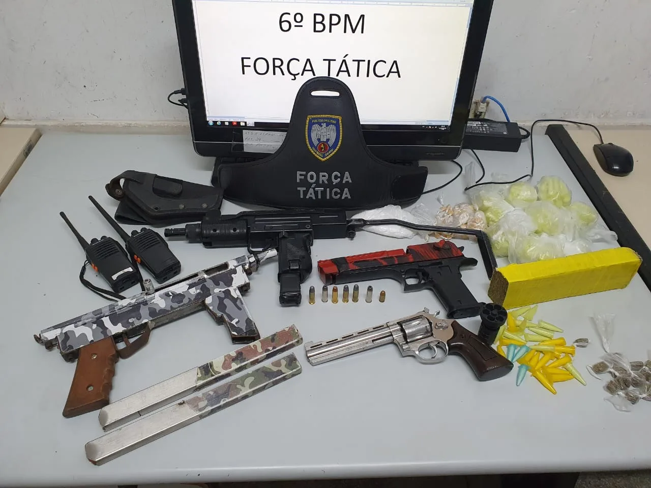 Submetralhadora, drogas e armas falsas são apreendidas na Serra