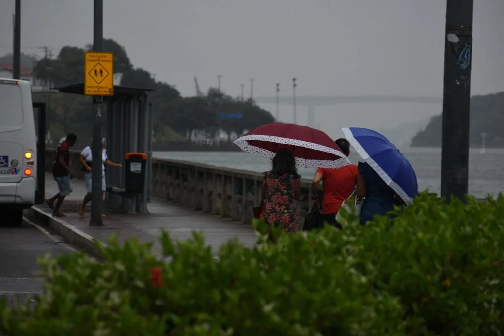 Dia vira noite na Grande Vitória com chuva e ventania; confira a previsão