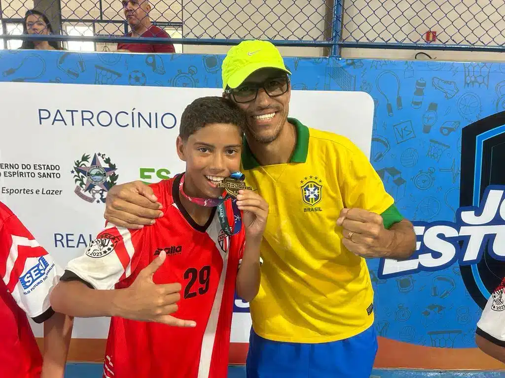 Miguel ao lado do pai, Carlos, durante os Jogos Estudantis do Espírito Santo 2024 - Foto: Gabriel Cavalini 