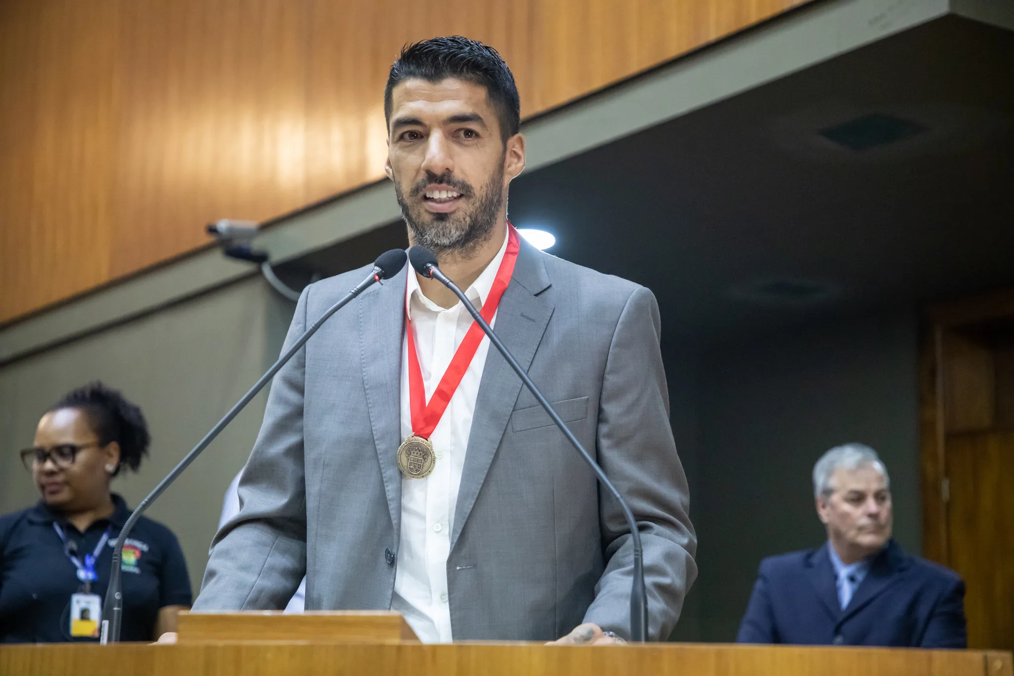 Suárez recebe honraria e ensaia despedida do Grêmio