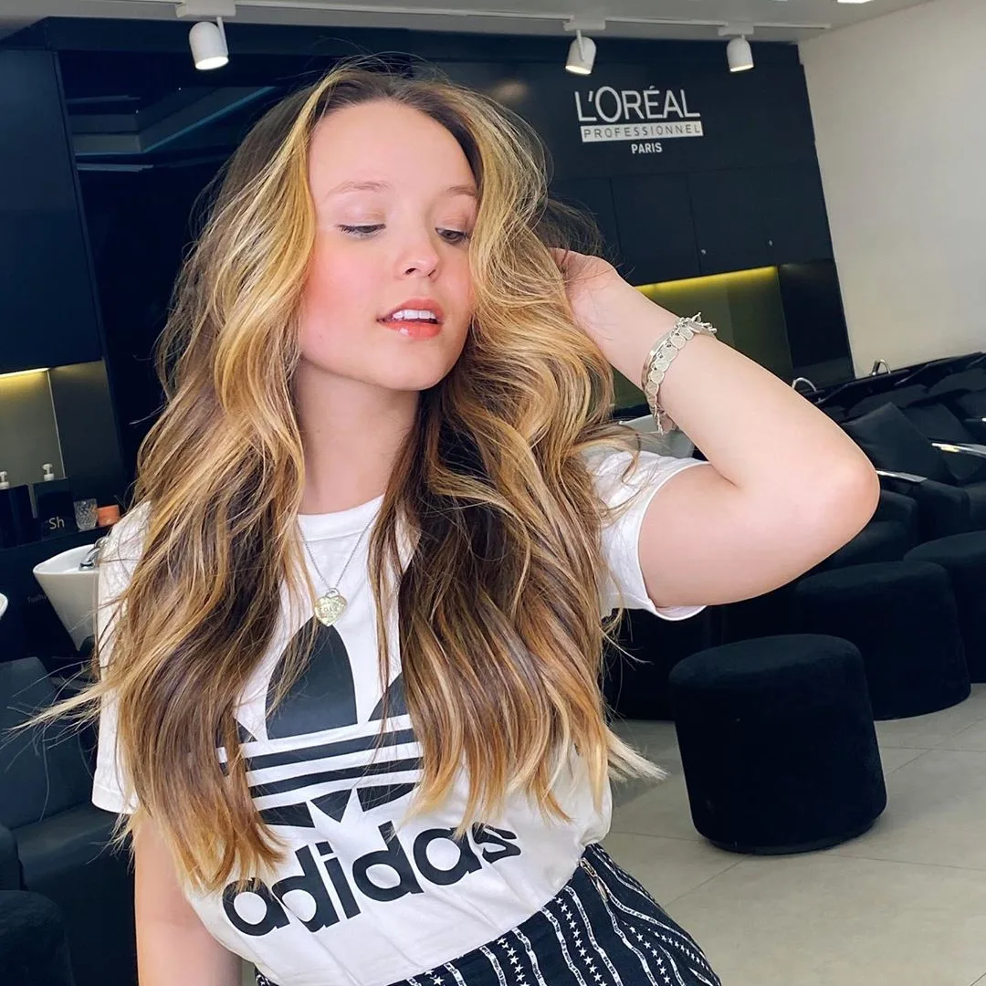 Larissa Manoela aparece com um novo visual