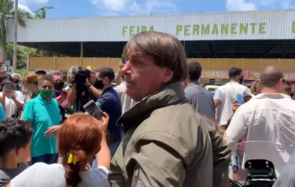 Em passeio, Bolsonaro se irrita com cobrança sobre o preço alto do arroz