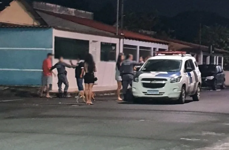Confusão em família termina com três policiais feridos e um homem preso na Serra