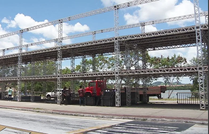 Em meio a incertezas, Sambão do Povo começa a receber estruturas para o Carnaval de Vitória