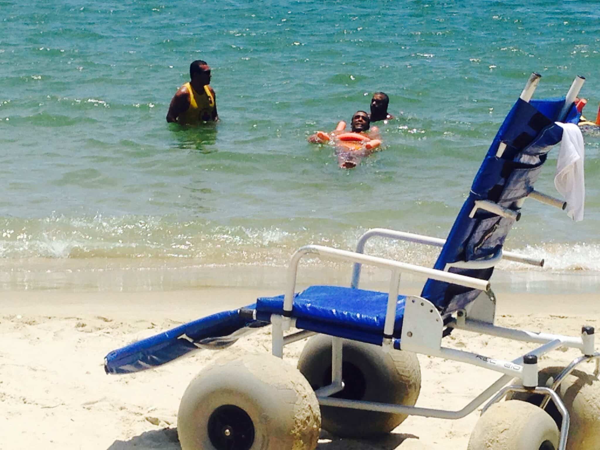 Acessibilidade: Praia Acessível ganha duas novas cadeiras anfíbias em Vitória