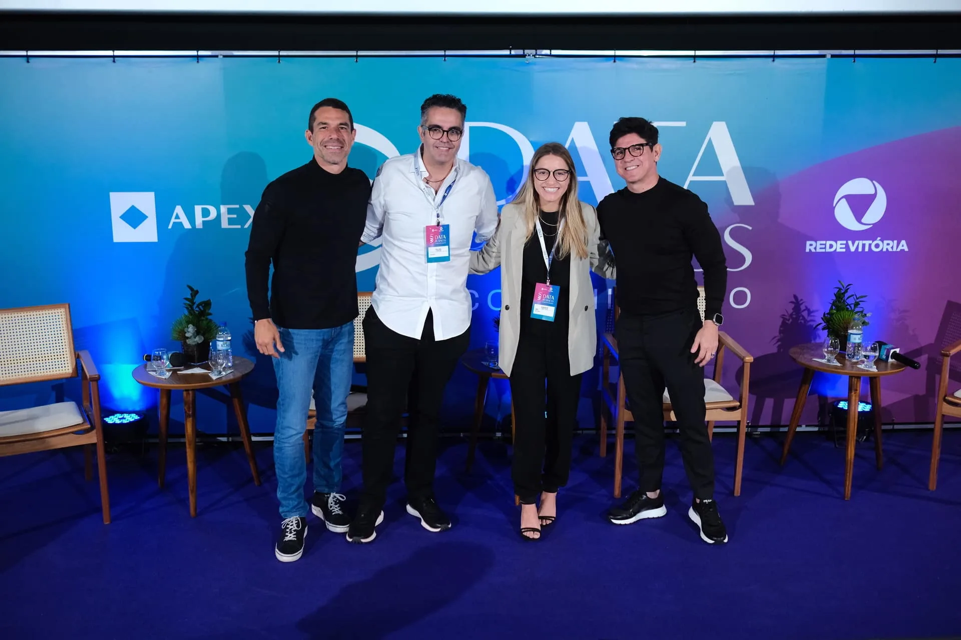 Marcus Buaiz e o irmão, Americo Buaiz Neto, posam com diretor da Record e empresários em Vitória (Foto: Vitor Machado)